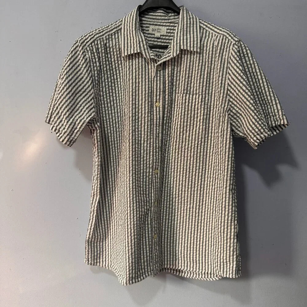 Gap seasucker size large stripe shirt